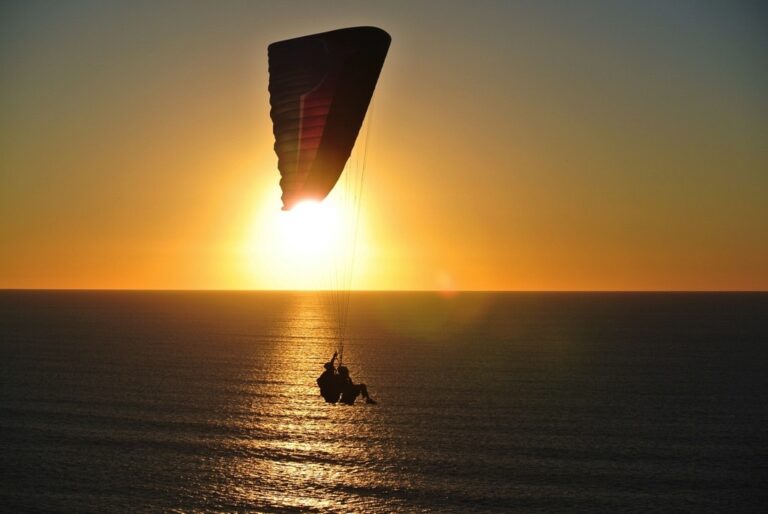 Vol en parapente au coucher du soleil