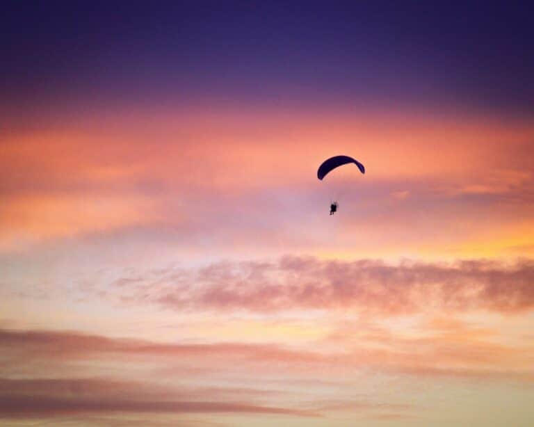 Parapente au coucher du soleil